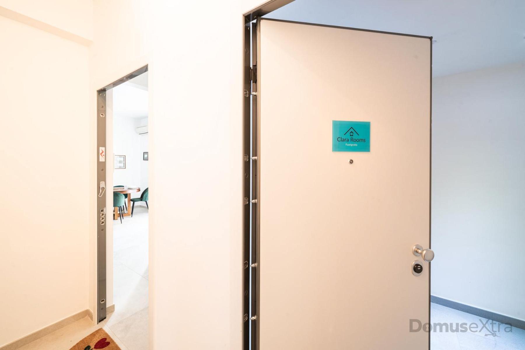 Clara Domus By Domusextra Apartment Naples Luaran gambar